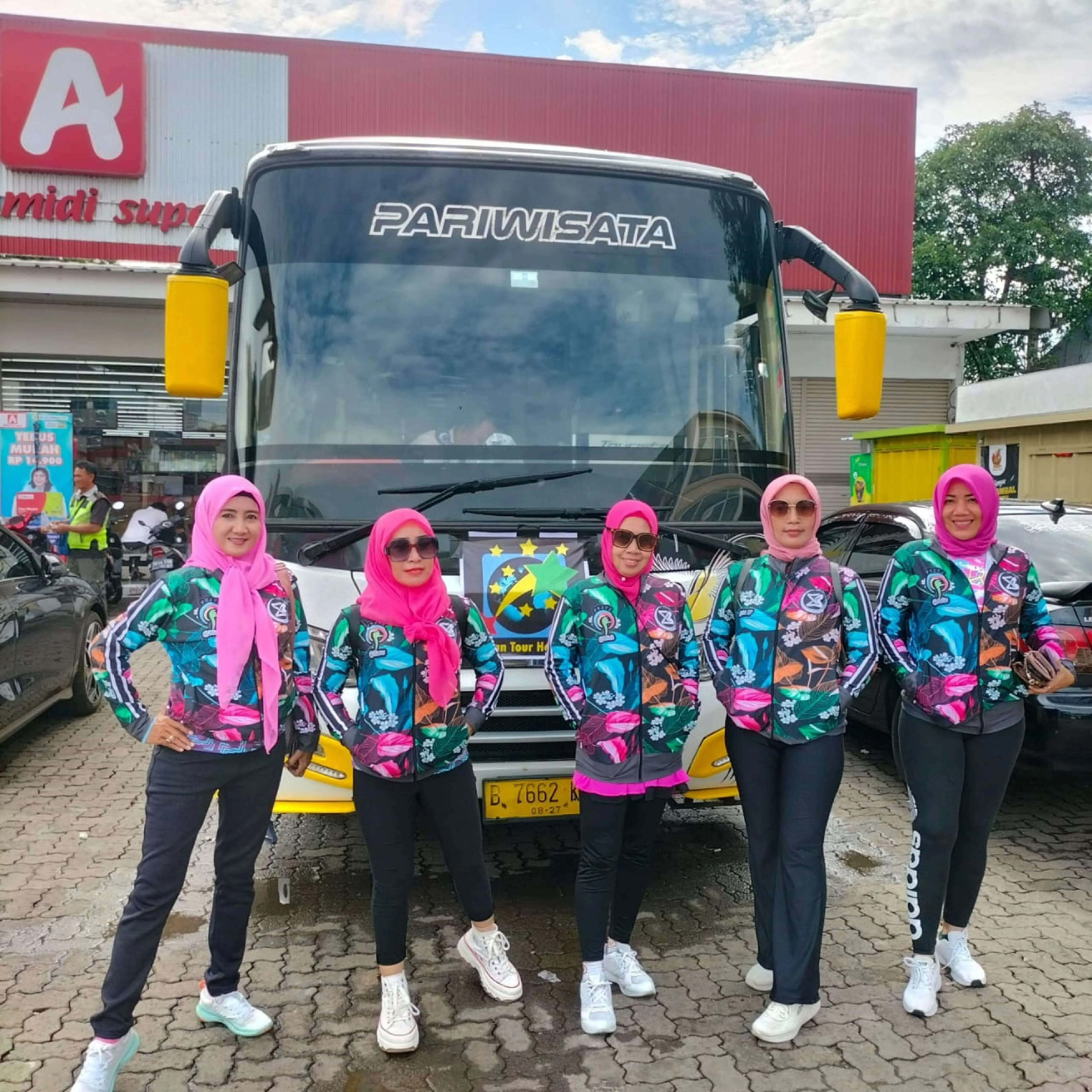 Galeri Morena Trans bersama Alfamidi di Puncak, Bogor